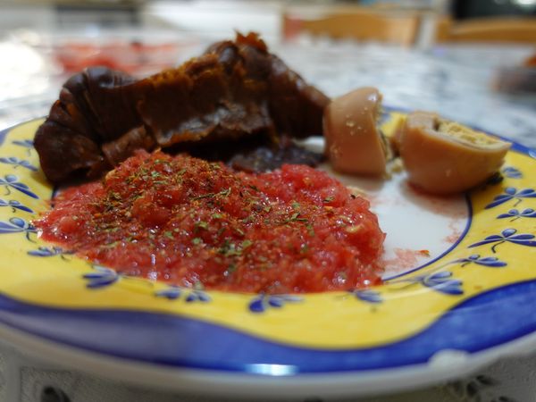 ג'חנון בצלחת, לצד ממרח אדום וביצה חצויה