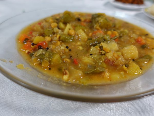 סאמבר סמיך עם ירקות ועדשים, מקרוב